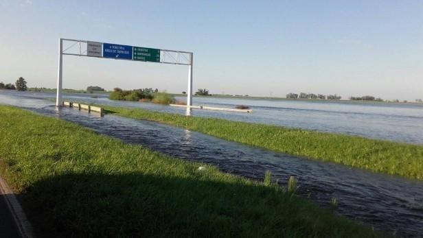 Por el agua, está cortada la autopista Rosario-Santa Fe