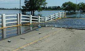 Por la crecida de un arroyo colapsó un puente en General Arenales