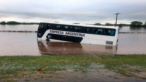 Rosario: rescataron a pasajeros de dos micros arrastrados por el agua
