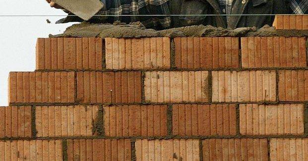 Se levantó a la mañana y le habían levantado una pared en la puerta de su casa