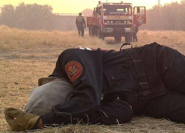Una bombero se durmió en el piso tras pasar
20 horas combatiendo las llamas