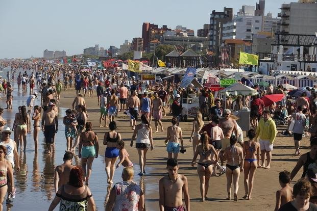 Un día de playa en San Bernardo, donde se vende de todo como en una feria