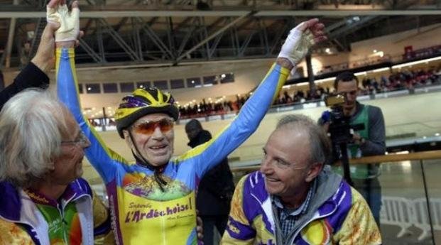 Un francés de 105 años marca el récord mundial de la hora en bicicleta