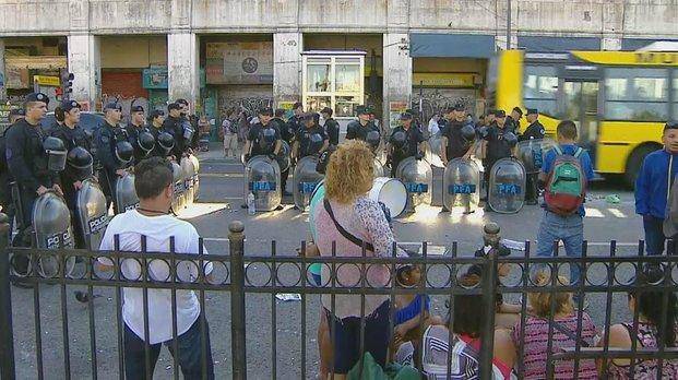 Un sector de los manteros desalojados rechazó la oferta del Gobierno
