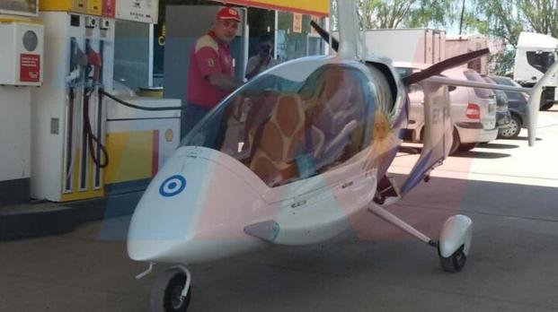 Un helicóptero bajó a una estación de servicio para cargar nafta