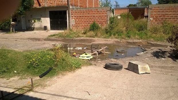 Bache y desechos cloacales en
plena calle en Los Hornos