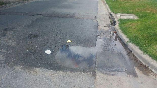 Caño de agua roto en Los Hornos