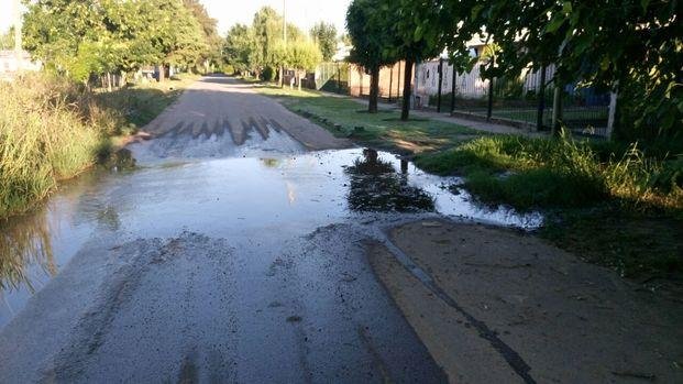 Caudalosa pérdida de agua en Villa Elisa: 
"Que la calle no se termine rompiendo"