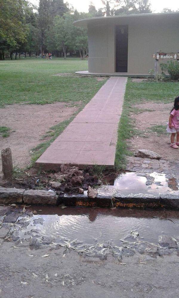 Denuncian que el baño del Bosque no tiene agua