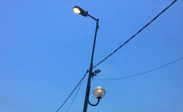 Farolas encendidas a plena 
luz del día en 64 entre 119 y 120