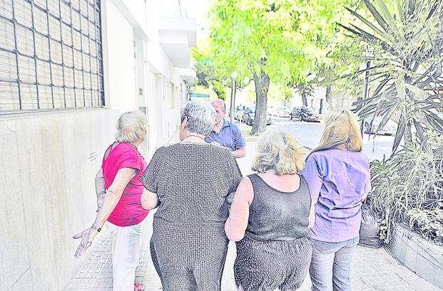 Los vecinos de la plaza Matheu, en pie de guerra por la zona roja