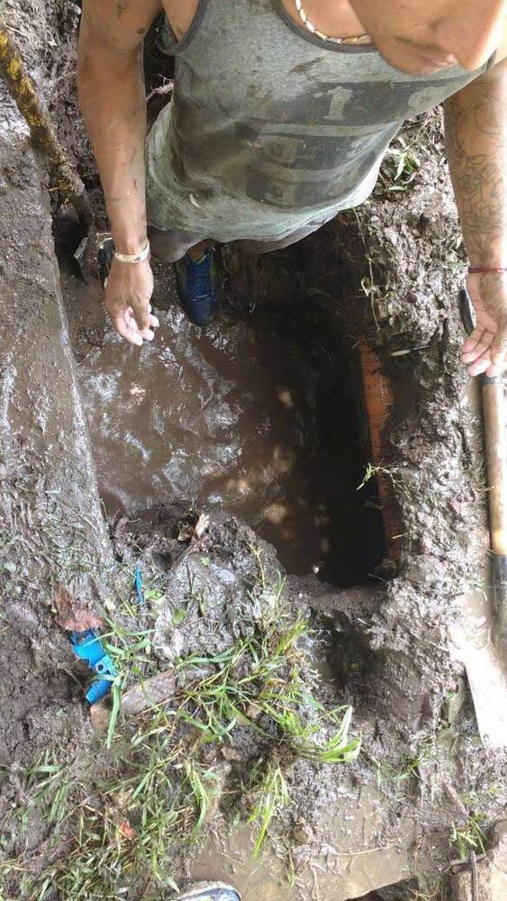 Realizaron excavación por "mano propia" 
para identificar problemas en el suministro de agua