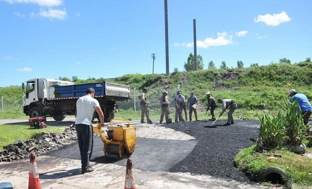 Realizan operativo de repavimentación en Ringuelet