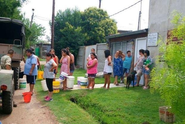 Siguen los operativos para mitigar la falta de agua en Hernández