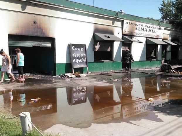 Todo un barrio se moviliza tras devastador incendio en un local