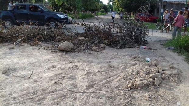 Un tramo de la 153 está tan estropeado que los propios vecinos bloquearon el paso