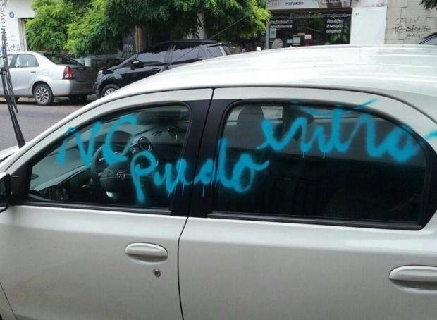 Vecina del Centro descargó su furia sobre el auto que ocupó su garage
