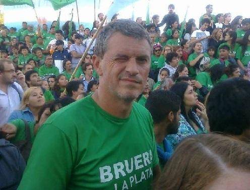 Libran una orden de detención para Mariano Bruera