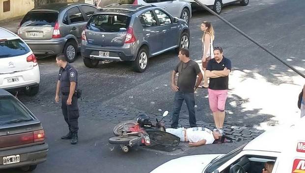 Chocaron un auto y una moto en 5 y 45: hay un herido