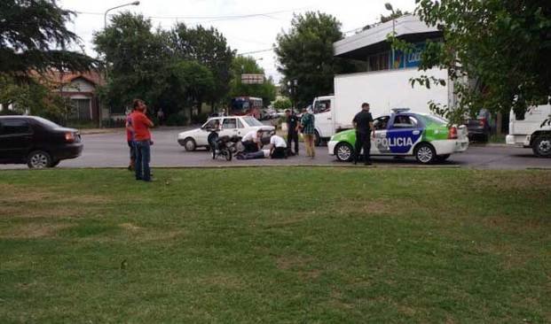 Chocó a una mujer y se dio a la fuga, encima 
la ambulancia tardó más de 40 minutos