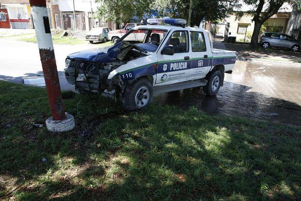 Despiste en 31 y 66: dos policias heridos