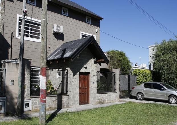 Despedía a dos familiares en la puerta de su casa de Hernández y aparecieron 4 ladrones