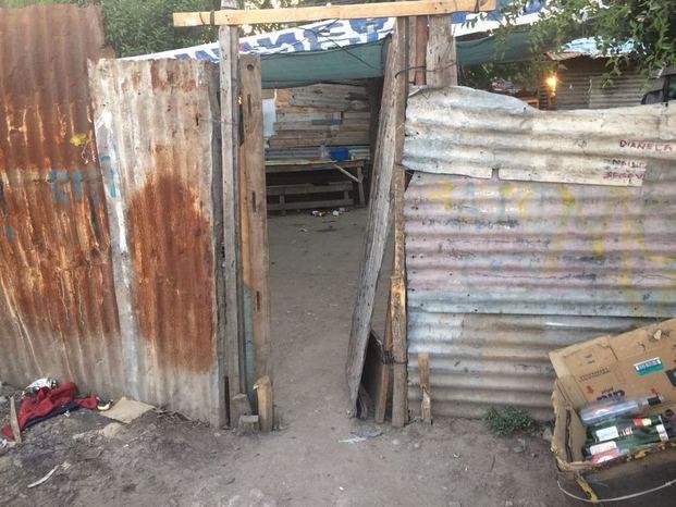 Estuvo preso por un delito sexual, salió y atacó a su hijastra de 8 años en Berisso