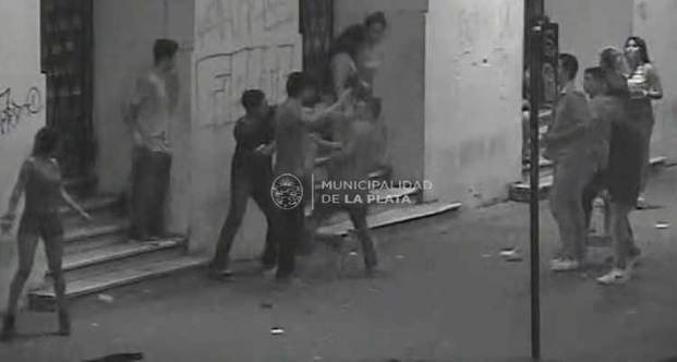 Imágenes de los incidentes a la salida de un boliche en 7 y 49