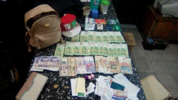 Robaron un bolso con dinero de una casa y en plena fuga los atraparon