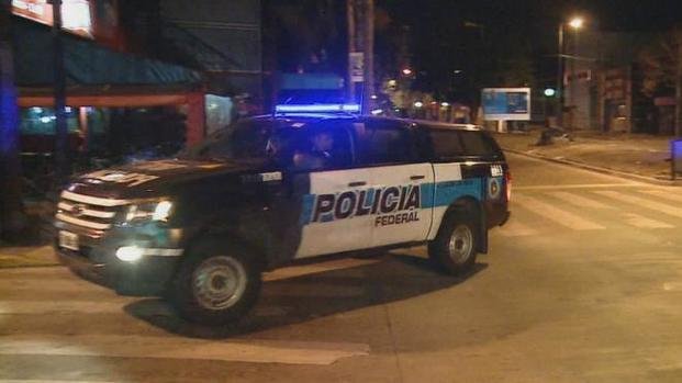 Ultiman de un tiro en la cabeza a un policía para robarle el auto