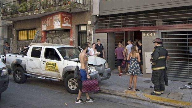 Tres heridos y un escape de gas por un choque de una camioneta contra medidor