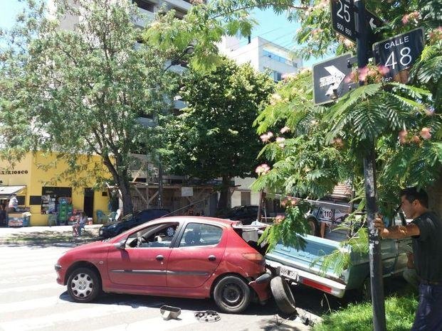 Un herido por un choque entre dos autos en el barrio La Loma