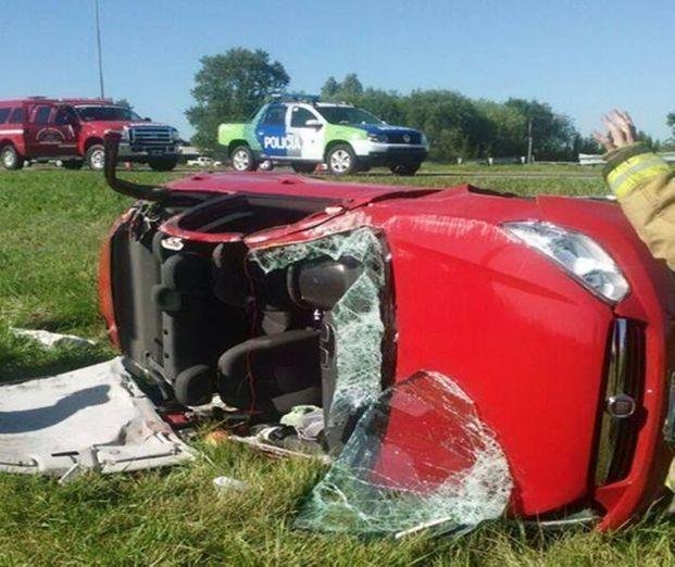 Viajaban 18 en una camioneta y chocaron: están todos heridos