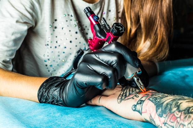 La tinta de los tatuajes puede tener algunos riesgos para la salud