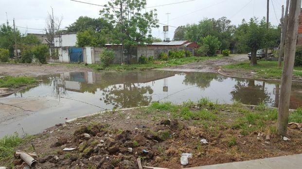 Piden por cloacas y desagües en una esquina de Berisso