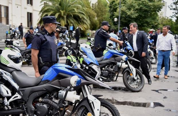 En La Plata, Ritondo entregó motos para fortalecer el patrullaje