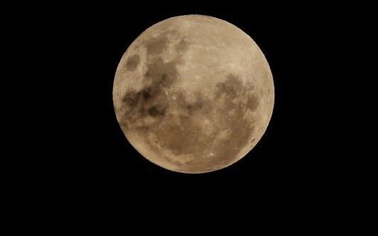 El primer día del año regala una "Superluna": mas grande y más brillante
