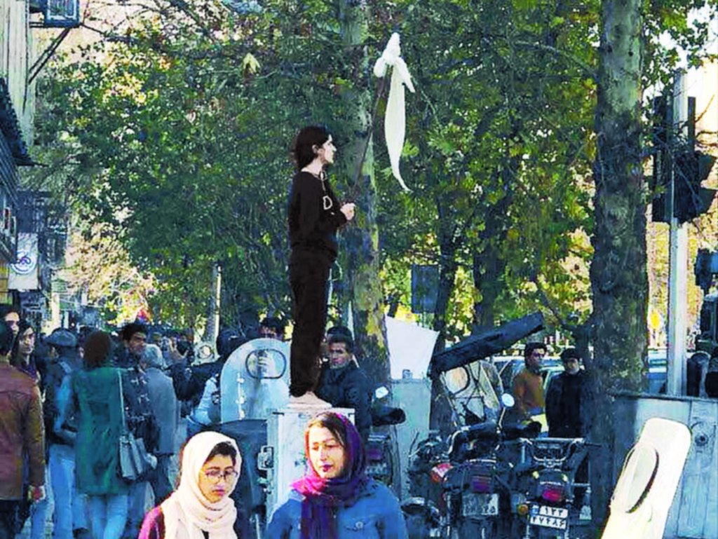 Una mujer que hace flamear su velo islámico se convierte en símbolo de las marchas