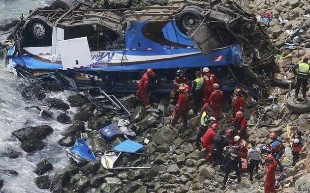 Un ómnibus desbarrancó en la "Curva del Diablo" en Perú: al menos 30 muertos