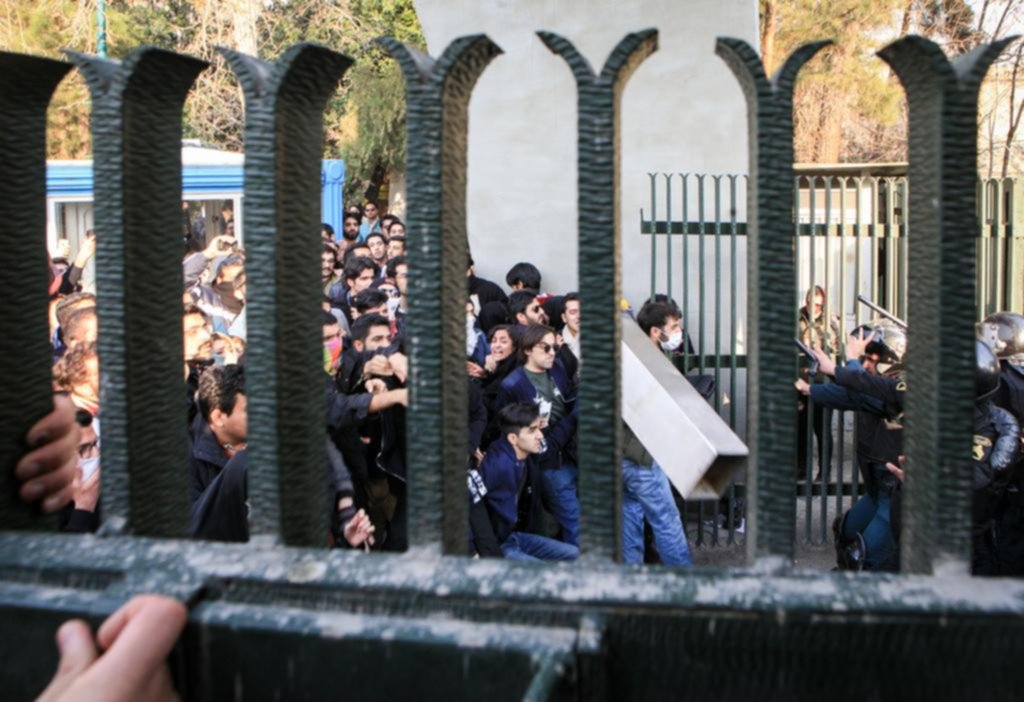 La máxima autoridad de Irán culpa por las protestas a los “enemigos del país”
