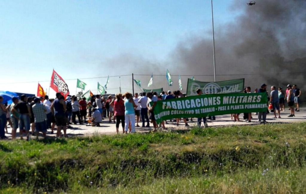 Tensión en un corte de ruta en Azul por despedidos de Fabricaciones Militares