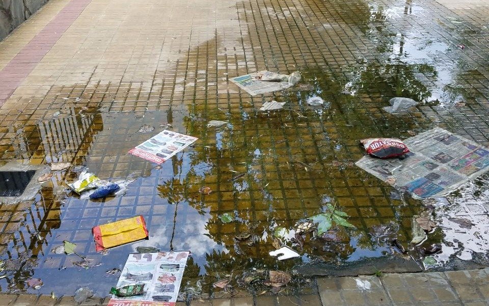 Abundante pérdida de agua en 24  entre 35 y 35