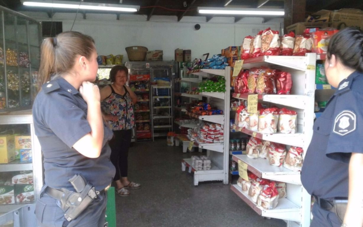 En bicicletas y a pie, cinco ladrones armados asaltaron un supermercado en Berisso