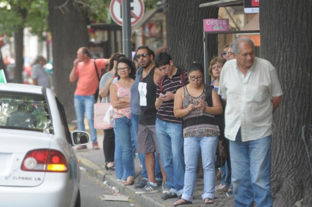 La frecuencia de los micros se redujo por el esquema de verano y sufren los pasajeros