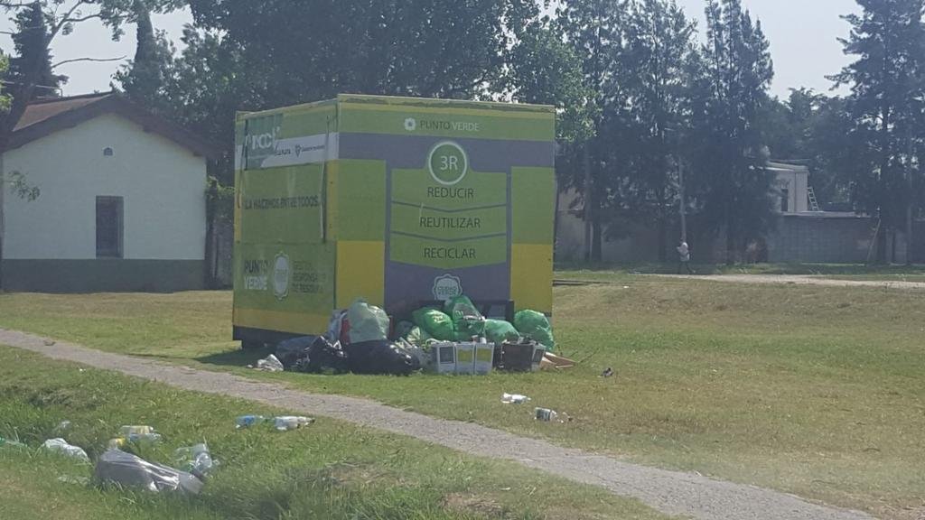 Un “punto verde” que está desbordado de residuos
