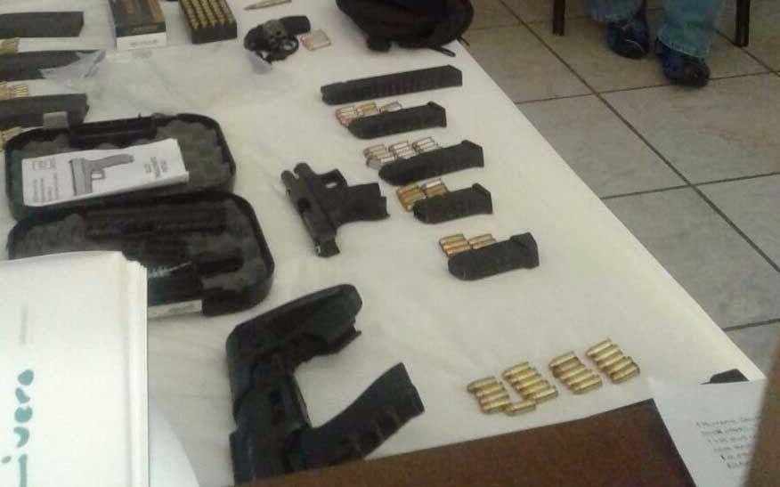 Un arsenal, una caja fuerte con medio millón de dólares y un desfile de autos de alta gama