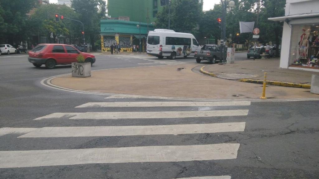 En diagonal 80 el vandalismo gana por goleada