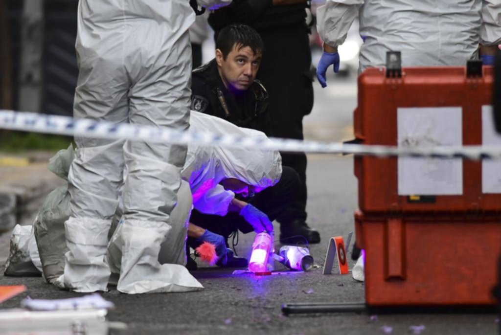 Dos bombas caseras frente a la central de la Policía Federal