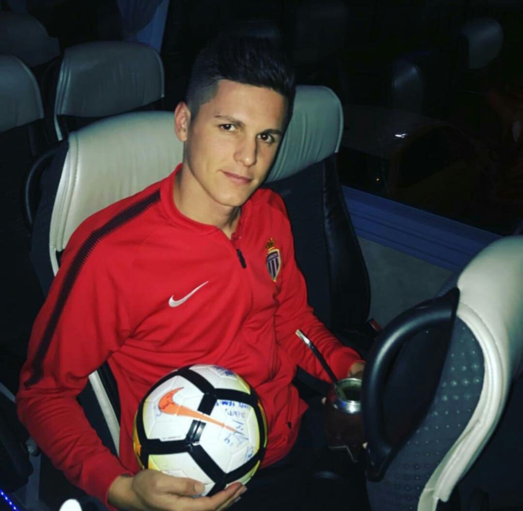Mientras lo busca Pellegrino, Carrillo metió tres goles en el Mónaco y se llevó la pelota