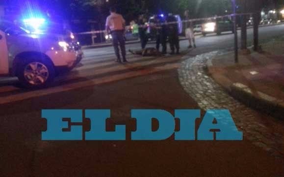 Operativo policial en 7 y 42 tras fallecimiento de una persona en la vía pública